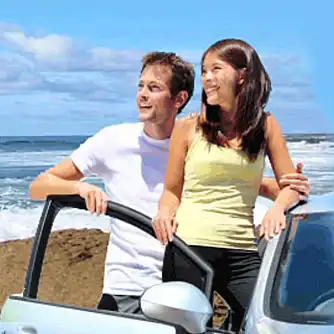 Two rental customers with a car in Hawaii